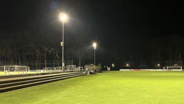 Flutlicht auf dem Rasenplatz